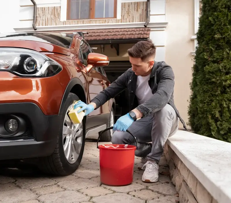 Lavage auto à domicile Césarches : professionnel intervenant sur un véhicule
